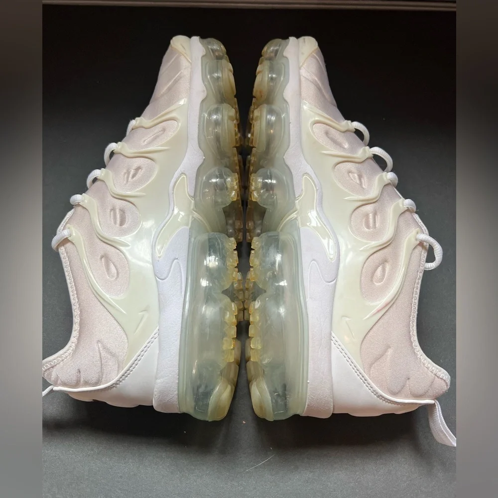NIKE AIR VAPORMAX PLUS SHOES SIZE. 9.5 TRIPLE WHITE PLATINUM SNEAKERS
